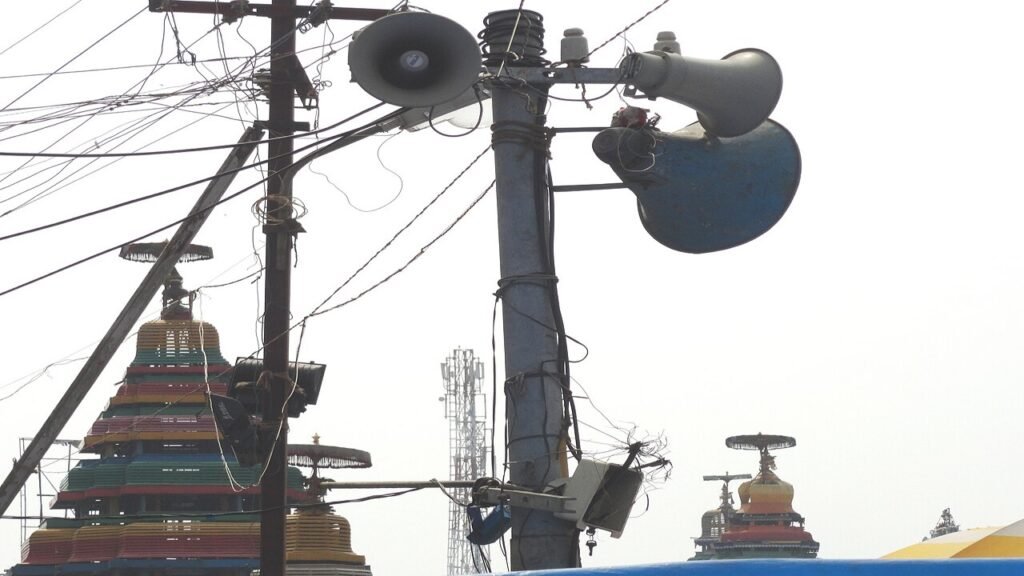 இரவில் சாலையோரம் குப்பை கொட்டிய நபர்: சிசிடிவி ஒலிபெருக்கியில் ஒலித்த எச்சரிக்கைக் குரலால் திகைத்து குப்பையைத் திரும்ப எடுத்த சுவாரசிய சம்பவம்