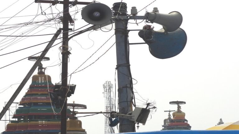 இரவில் சாலையோரம் குப்பை கொட்டிய நபர்: சிசிடிவி ஒலிபெருக்கியில் ஒலித்த எச்சரிக்கைக் குரலால் திகைத்து குப்பையைத் திரும்ப எடுத்த சுவாரசிய சம்பவம்